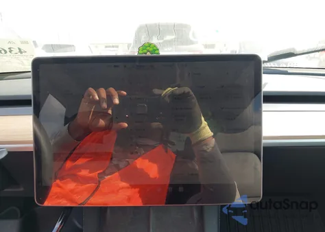 2024 Tesla Model Y Long Range Dual Motor All-Wheel Drive z USA, uszkodzony, nr VIN 7SAYGDEEXRA228418